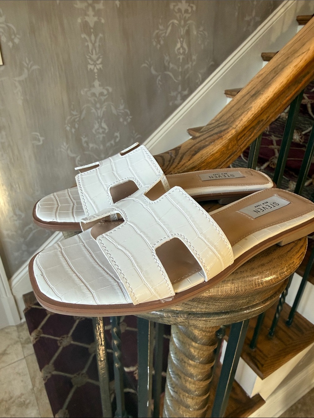 STEVEN white crock H cut design. Excellent condition size 6. - Picture 10 of 12